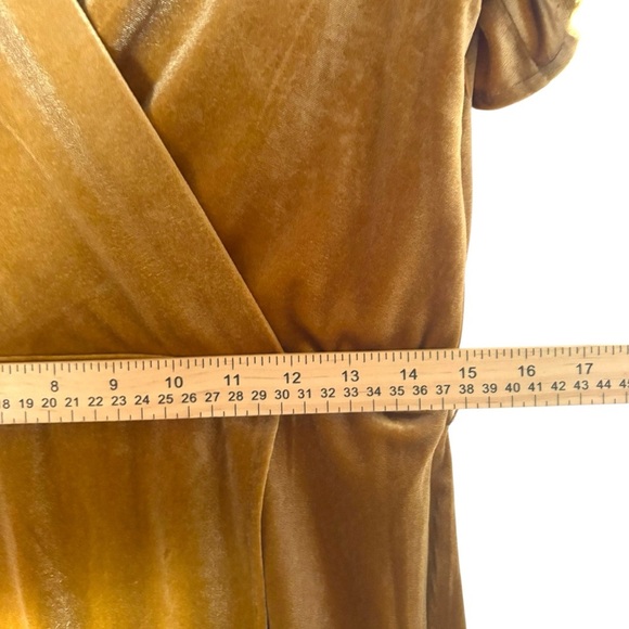 NWT Lucy Paris Women’s Velvet Wrap Dress Gold Flowy Sleeves Size M (No Belt) - Picture 8 of 14